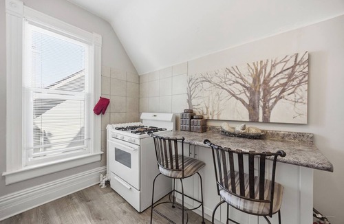 Sarnia Apartment | Studio on Vidal - Walking distance to downtown!