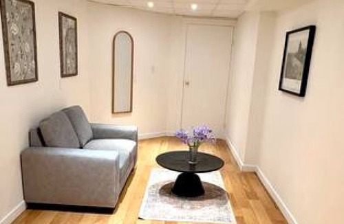 Upper Lonsdale House | Studio Suite for 4, Minutes to Grouse Mountain