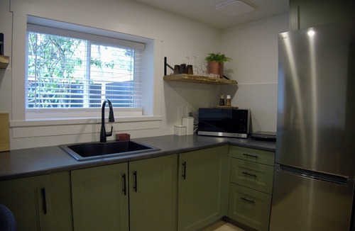 Victoria Apartment | Studio Verde - Cozy modern studio close to local amenities and downtown!