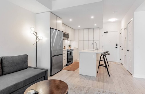 Innisfil Condo | Stunning 1BR w Pool ~ Free Parking & Self Check-In