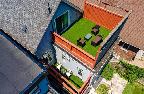 The Beaches House | Stunning 3brm Apartment with rooftop patio in the Beaches Area of Toronto