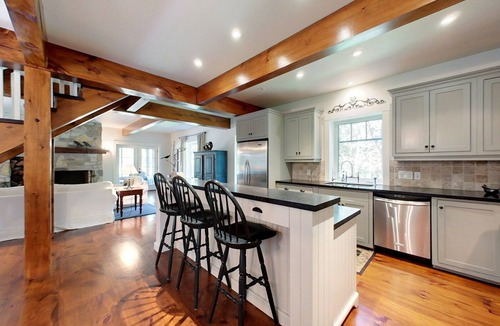 Glen Huron House | Stunning Buckingham Chalet - Minutes to Blue Mountain with Pool