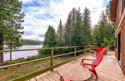 Mansons Landing House | Stunning Family Friendly 5 bedroom Lakefront Home