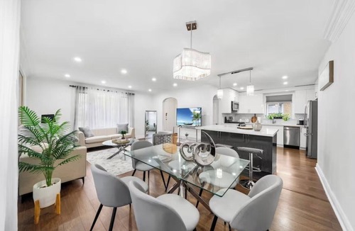 North York House | Stunning Home in Toronto: Family-Friendly Neighbourhood