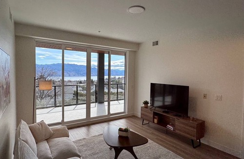 Central Okanagan Condo | Stunning lake view condo in the heart of Okanagan's Westside Wine Trail