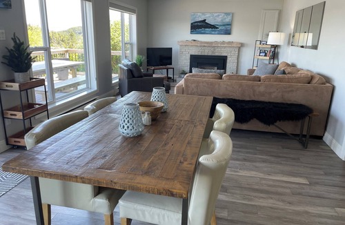 Burnt Cove House | Stunning Lakeside Retreat in Tors Cove – Nature Lover’s Paradise!