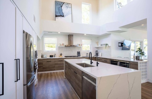 Foley House | Stunning Luxury Cottage on Oastler Lake