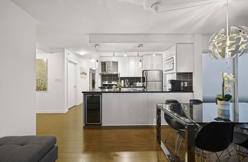 Crosstown Condo | Stunning SubPenthouse - 3Bed/2Ba DT w/Parking