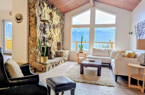 Sardis House | Stunning Views, Swimming Pool, Hot Tub, Fire pit, TV, WiFi, 16 Acres, Forests