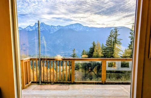 Sardis House | Stunning Views, Swimming Pool, Hot Tub, Fire pit, TV, WiFi, 16 Acres, Forests