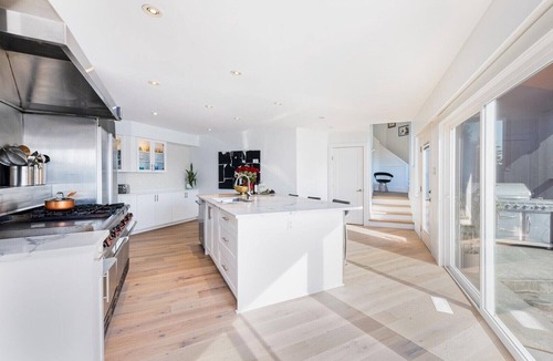 District of North Vancouver Villa | ✨Stunning Waterfront views Retreat Villa, 5 Bed, 5 Bath, Pool, Sauna, Hot tub✨
