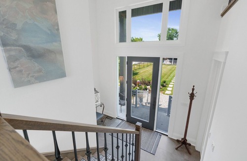 Innisfil House | Stunning Waterfront Luxurious Lakehouse 45 mins from Toronto! Great for families