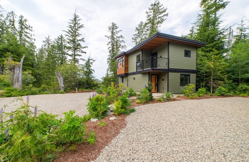 Tofino House | Stunning waterfront retreat!