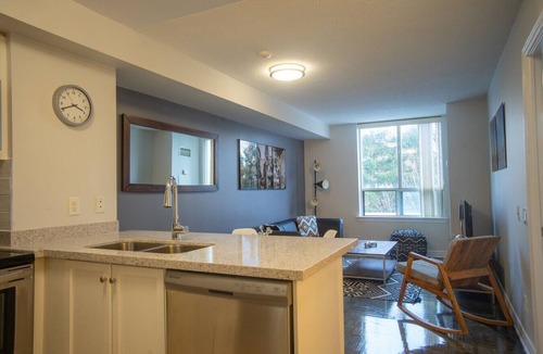 Thornhill Apartment | Stylish 1BR+Den Retreat in Markham