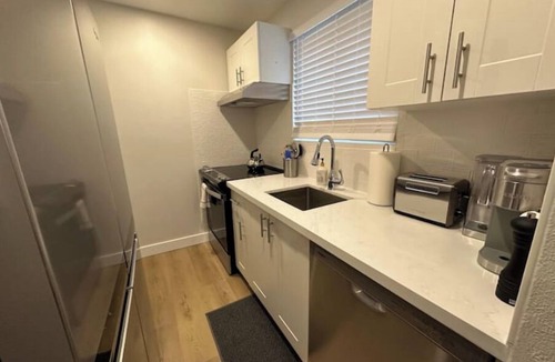Port Credit Apartment | Stylish 2 Bedroom Apartment w/Outdoor Balcony | Port Credit by the lake.