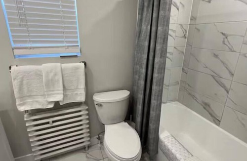 Port Credit Apartment | Stylish 2 Bedroom Apartment w/Outdoor Balcony | Port Credit by the lake.