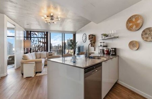 Gastown Apartment | Stylish 23rd-Floor 1BR, Skyline Views in Gastown