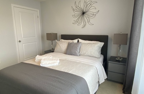 Kitchener House | Stylish 3 Bdrm house- king bed, Netflix, parking