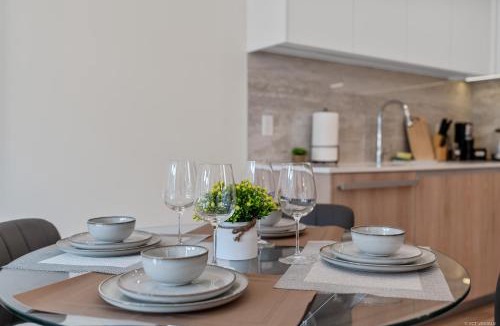 Richmond City Centre Apartment | Stylish and Tranquil Retreat in Richmond City Center