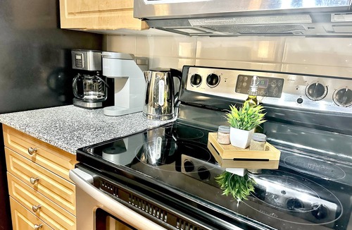 Fort York House | Stylish & Comfy Gem ~ Scenic Lake Views ~ Parking!