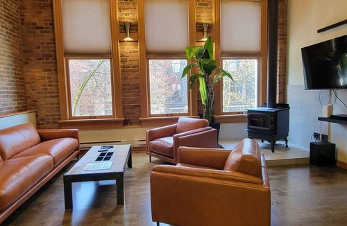 Gastown Apartment | Stylish Gastown Loft/Soaker Tub, Steam Shower & Wood Stove