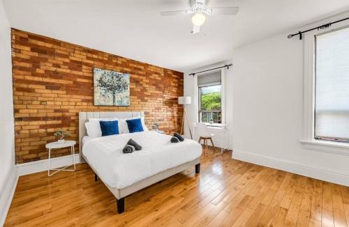 Parkdale House | Stylish Home sleeps 8 FIFA BMO Field CN tower Lake