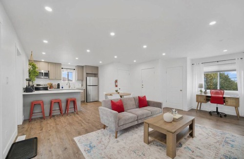 Rosemount House | Stylish Main Floor Suite | Near Downtown Kitchener