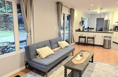 Upper Lonsdale House | Stylish Master Room with Hot tub and shared kitchen living room -North vancouver