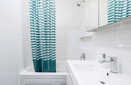 Chinatown Apartment | Stylish, Modern & Bright - Private 1 Bed Apt: Central with Rooftop Patio & BBQ