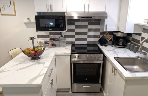 Fabreville Condo | Stylish & Modern Condo - FREE Parking & EV Charger