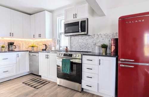 Barrie Apartment | Stylish & Modern House ♥ Walking distance to Barrie Beach!