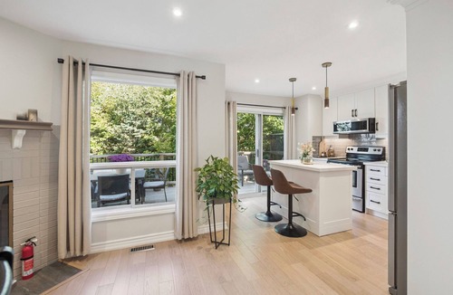 Aurora House | Stylish newly Renovated 3BR Home-Perfect Family Location
