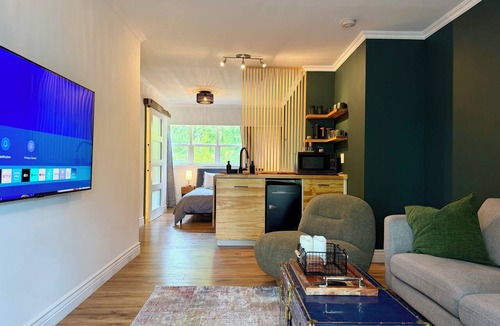 Quathiaski Cove Apartment | Stylish Quadra Island studio | Walk to ferry, cafes, pizza, and coffee shops