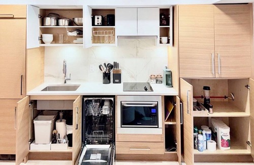 Lower Lonsdale Apartment | Stylish Suite · Kitchen · Wifi · Patio · Transit Friendly · North Vancouver