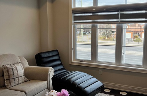 Oakville House | Stylish Three-Level Oakville Townhome Near Toronto with Parking and Balconies