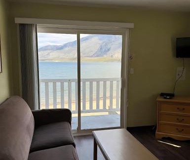 Okanagan-Similkameen Hotel | Suite 16 Green Gables Resort Lake View Retreat