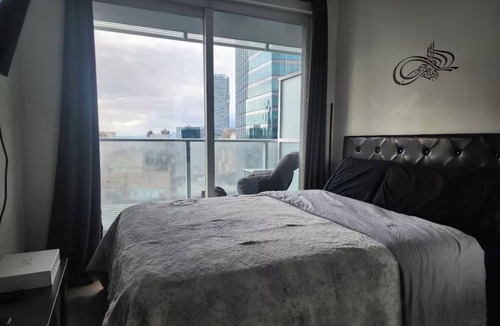 Yaletown Condo | Suite Blanche: Charming 1-bedroom+Den luxury condo in Vancouver with AC, WiFi