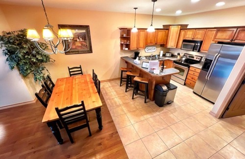 East Kootenay Condo | SullivanStone #18 - Central Air Conditioning - Private Hot Tub - Ski-in/Ski-out - Full Kitchen - Heated Garage - Baby Gear Available for Free.