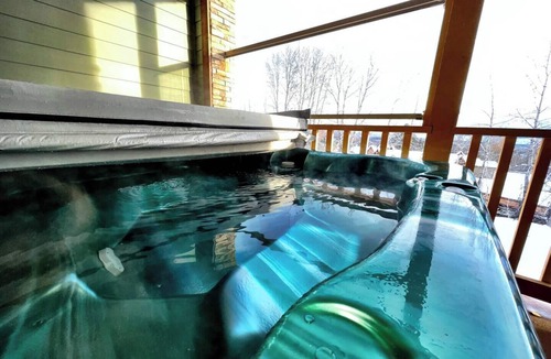East Kootenay Condo | SullivanStone #18 - Central Air Conditioning - Private Hot Tub - Ski-in/Ski-out - Full Kitchen - Heated Garage - Baby Gear Available for Free.