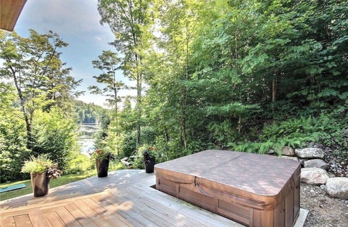 Wentworth-Nord House | Sun-drenched modern gem overlooking low-key beavers pond