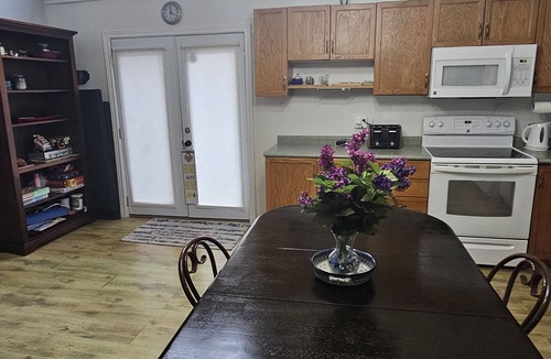 Central Elgin Cottage | Sun Valley Beach Fenced YARD Home by Lake Erie. Pets ok Wifi, Fireplace,BBQ, A/C