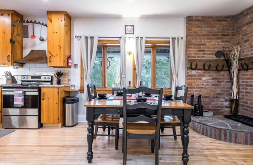 Grey Highlands House | Sundance of Blantyre Ski Lodge w/Hot Tub & Sauna