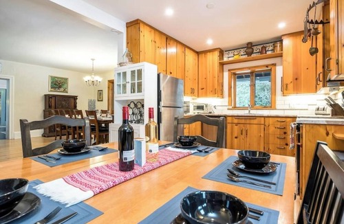Grey Highlands House | Sundance of Blantyre Ski Lodge w/Hot Tub & Sauna