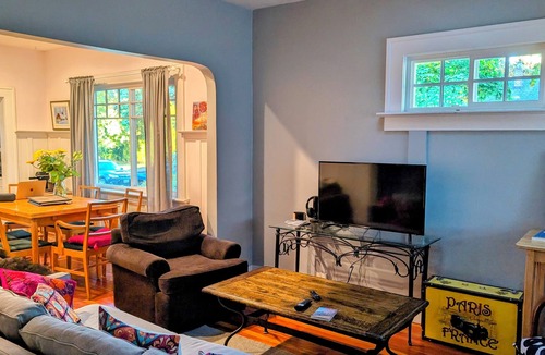 Hastings House | Sunlit Craftsman Home | Steps to Cafes and restaurants | 10 mn to downtown