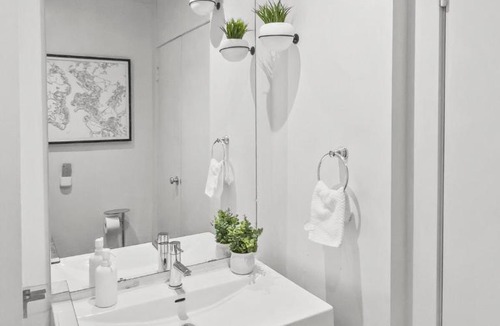 Dovercourt Park Apartment | Sunlit Loft - Gym, Steam Shower, Rooftop Deck