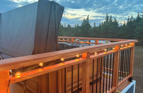 Aguathuna Ski Chalet | Sunny Acre Lodge with Hot Tub! 3 Bedroom