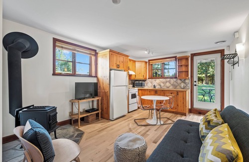 Val Morin Apartment | Sunny Lakeside Retreat - Petit Train du Nord (km 39) - Cedar Creek GetAway