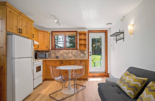Val Morin Apartment | Sunny Lakeside Retreat - Petit Train du Nord (km 39) - Cedar Creek GetAway