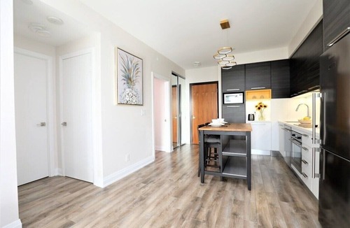 Humber Bay Condo | Sunny Lakeview 2BR, Walk to lake, Gym, Private, King bed, 550 mb wifi
