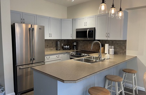 South Pandosy Condo | Sunny Side Condo w/pool - 5 min walk to the beach